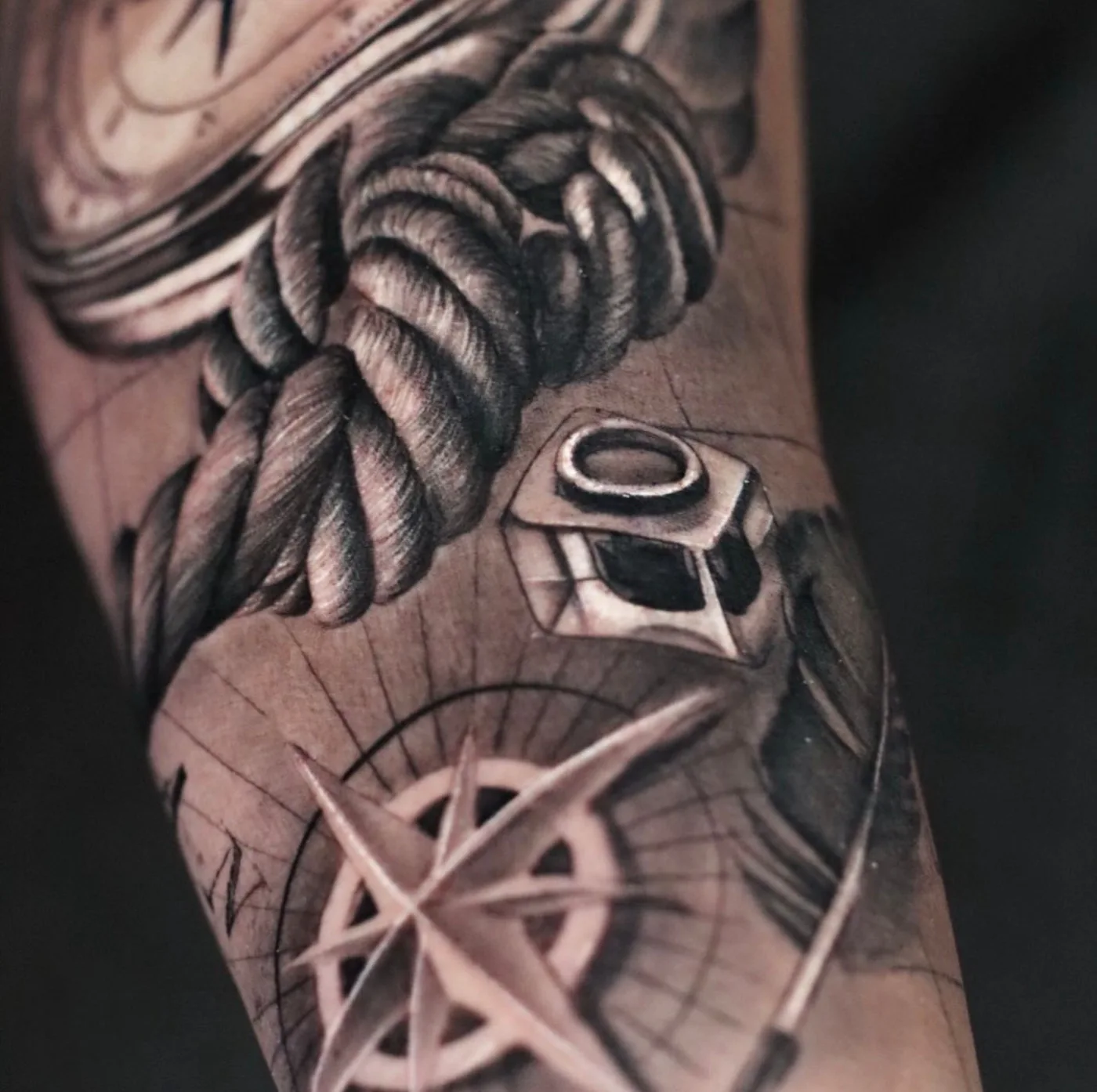 Black & Grey, Usee Tattoo
